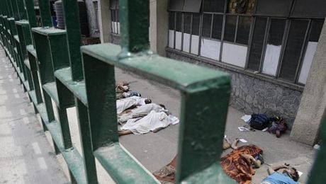 Hàng loạt thi thể được đặt bên ngoài bệnh viện Bir ở thủ đô Kathmandu.