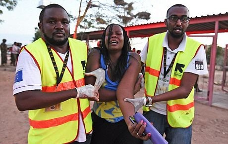 Một sinh viên bật khóc do bị thương trong vụ tấn công.