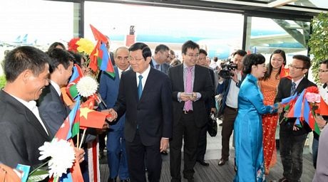 Chủ tịch nước và phu nhân bắt tay bà con người Việt và sinh viên Việt Nam tại lễ đón (Ảnh: