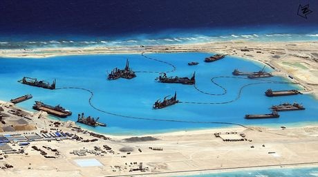 Hàng hoạt tàu thuyền của Trung Quốc hoạt động phi pháp tại bãi Chữ Thập. (Ảnh: