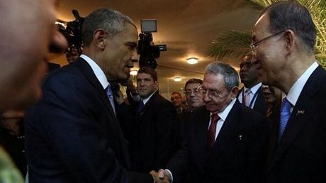 Lãnh đạo Mỹ, Cuba lần đầu bắt tay sau tuyên bố bình thường hóa quan hệ - 1 Tổng thống Obama bắt tay Chủ tịch Castro tại Panama ngày 10/4.