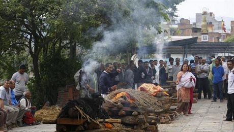 Người chết được đặt lên trên các đống củi để hỏa táng.