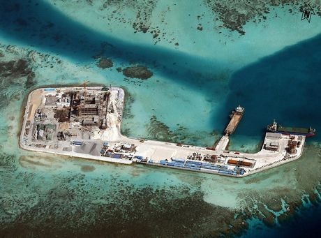 Hàng hoạt tàu thuyền của Trung Quốc hoạt động phi pháp tại bãi Chữ Thập. (Ảnh: