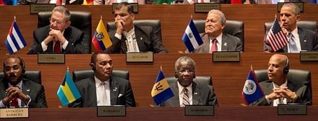 Lãnh đạo Mỹ, Cuba lần đầu bắt tay sau tuyên bố bình thường hóa quan hệ - 4 Tổng thống Obama và Chủ tịch Castro ngồi hàng ghế tại thượng đỉnh OAS.