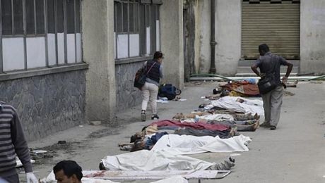 Do nhà xác bệnh viện bị quá tải, các thi thể được đặt ngay ngoài trời để mọi người nhận dạng.