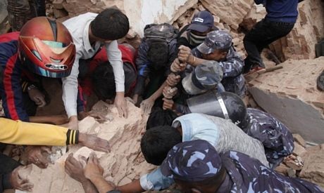 Lực lượng hộ đang chạy đua với thời gian để tìm kiếm những người sống sót.