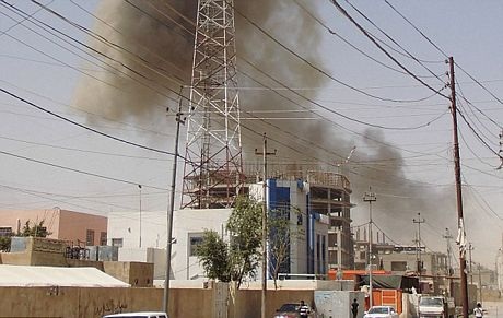 Khói đen bốc lên sau các vụ xô xát bạo lực tại Ramadi.