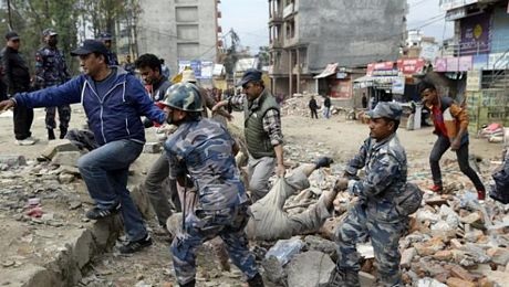 Lực lượng cứu hộ khiêng thi thể một nạn nhân ra khỏi một ngôi nhà bị sập.