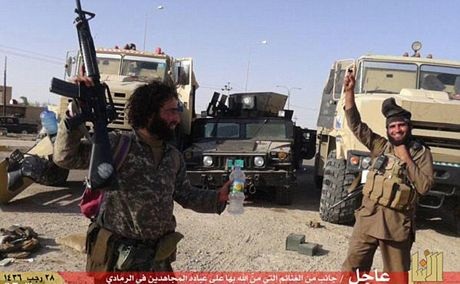 Các tay súng được cho là thuộc nhóm phiến quân IS đang ăn mừng chiến thắng tại Ramadi.