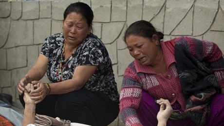 Những người sống sót khóc thương trước thi thể các thân nhân tại một bệnh viện ở Kathmandu.