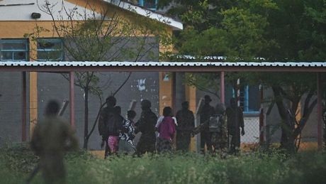 Các con tin được giải thoát sau vụ tấn công.