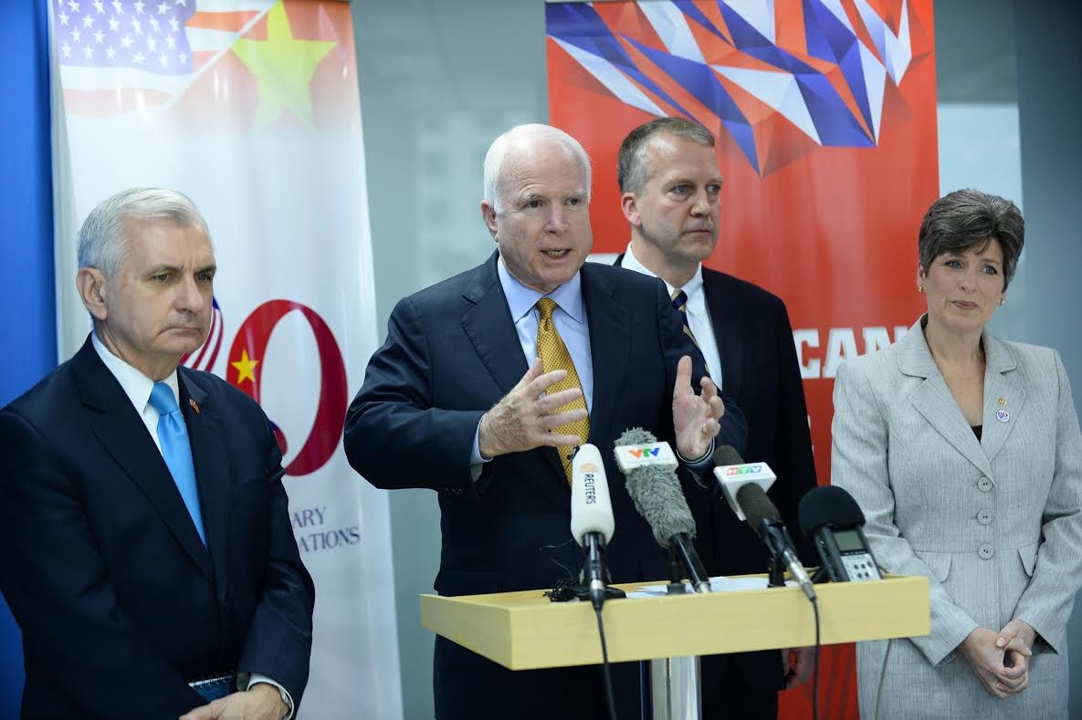 Thượng nghị sĩ Mỹ lên án Trung Quốc đưa vũ khí tới đảo nhân tạo - 1 Ông McCain và các Thượng nghị sĩ Mỹ trong cuộc họp báo tại Thành phố Hồ Chí Minh ngày 29/5.