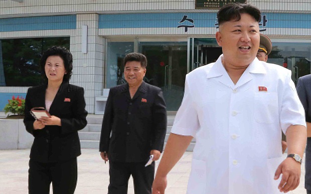 Cô Kim Yo-jong (trái) tháp tùng anh trai Kim Jong-un (Ảnh: