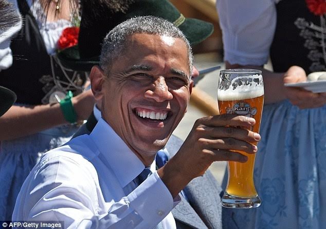 Tổng thống Obama thưởng thức bia Đức nổi tiếng (Ảnh: