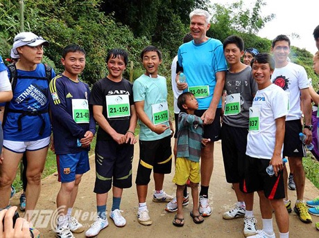 Đại sứ Đan Mạch: Việt Nam nên đầu tư mạnh cho giáo dục - 2 Đại sứ John Nielsen tham gia cuộc thi marathon tại Sapa