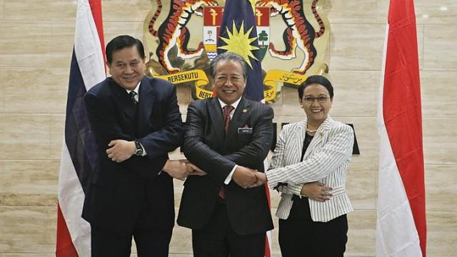 Ngoại trưởng 3 nước Đông Nam Á thảo luận giải quyết vấn đề thuyền nhân - 1 Ngoại trưởng 3 nước họp bàn tại Malaysia (Ảnh:
