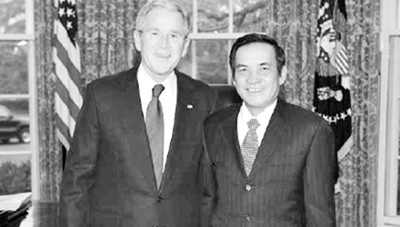 Giám đốc CIA bất ngờ mời tiệc Đại sứ Việt - 1 Tổng thống Mỹ George W. Bush tiếp Đại sứ Lê Công Phụng ngày 22/1/2008 tại Nhà Trắng