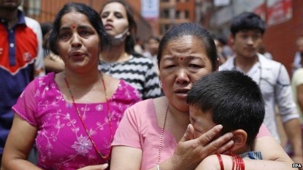 Ít nhất 42 người chết vì động đất tại Nepal - 2 Người dân hoảng loạn bổ nhào ra đường (Ảnh: