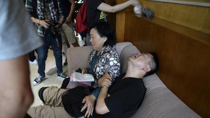 Trung Quốc: Thân nhân hành khách trên tàu chìm nổi giận vì “mù tịt” thông tin - 1 Người thân hành khách chờ đợi trong đau buồn tại Thượng Hải (Ảnh: