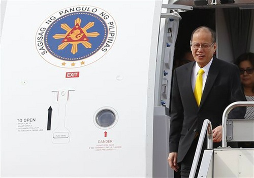Tổng thống Philippines thăm Nhật Bản giữa lúc Biển Đông "dậy sóng" - 1 Tổng thống Philippines Benigno Aquino tới sân bay quốc tế Haneda tại thủ đô Tokyo ngày 2/6 (Ảnh: