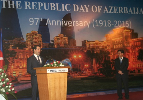 Đại sứ Đại sứ Azerbaijan tại Việt Nam Inar Imanov (trái) phát biểu tạ buổi lễ