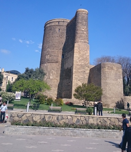 Baku - thành phố tuyệt đẹp bên bờ Caspi - 12 Tháp Tower, tọa lạc tại khu phố cổ, được xây dựng từ thế kỷ 12.