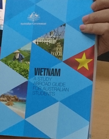 Bìa cuốn “Sách hướng dẫn cho sinh viên Úc về môi trường học tập ở Việt Nam”