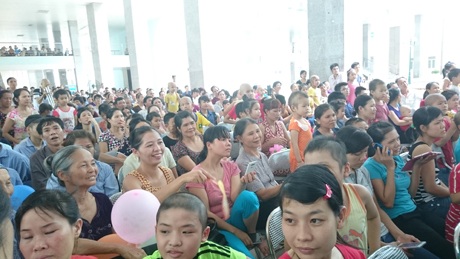 Các bệnh nhi và người thân theo dõi chương trình văn nghệ chào mừng ngày 1/6.