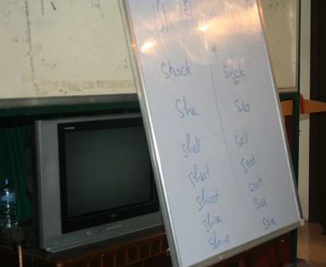 Các từ tiếng Anh được thầy Paul ghi lên bảng để giúp các học viên phát âm cho đúng.