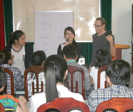 Thầy Paul lắng nghe và uốn nắn phát âm cho một nữ học viên trung niên.
