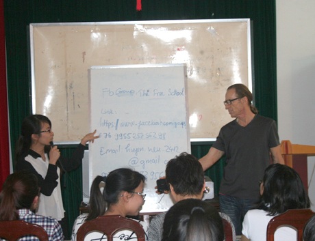 Thầy Paul lắng nghe và uốn nắn phát âm cho một nữ học viên trung niên.