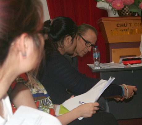 Paul trò chuyện vui vẻ với các tình nguyện viên và học viên trong giờ giải lao.