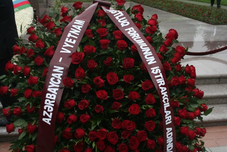 Đoàn cựu lưu học sinh Việt Nam đặt hoa tại mộ cố Tổng thống Heydar Aliyev
