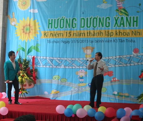 Một tiết mục kết hợp giữa ca sĩ Trọng Tấn và bác sĩ Trần Văn Công.