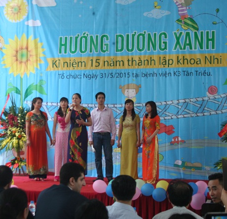 Một bệnh nhi tặng tranh lưu niệm cho ca sĩ Trọng Tấn.