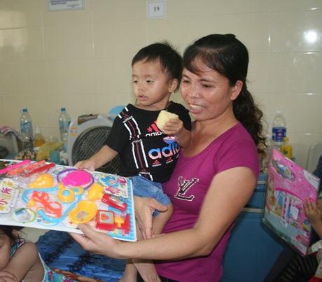 Các món quà nhỏ góp phần mang lại đời sống tinh thần cho các bệnh nhi.