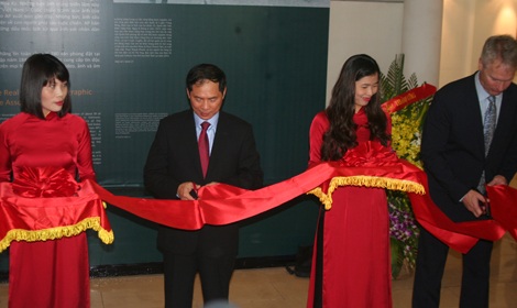 Các bức ảnh của AP được trưng bày tại triển lãm.