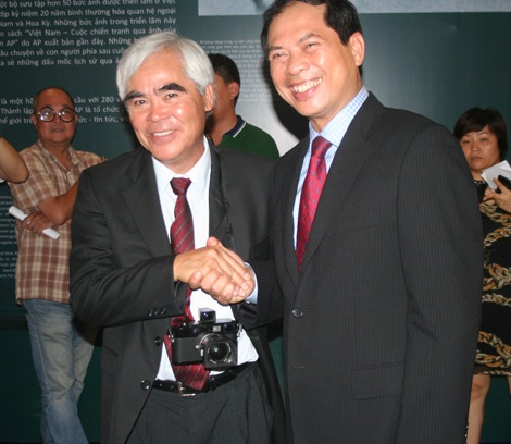 Phóng viên ảnh Nick Út và Thứ trưởng Ngoại giao Bùi Thanh Sơn bắt tay tại sự kiện.