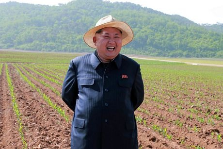 Có lúc, ông bỏ mũ, để lộ kiểu tóc mới chải ngược ra sau.