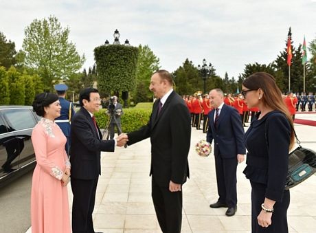 Tổng thống Azerbaijan Ilham Aliev bắt tay Chủ tịch nước Trương Tấn Sang trong lễ đón (Ảnh: