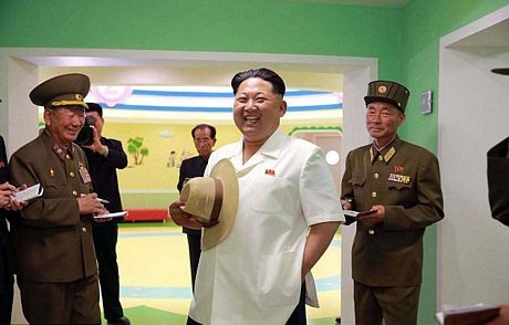 Có lúc, ông bỏ mũ, để lộ kiểu tóc mới chải ngược ra sau.