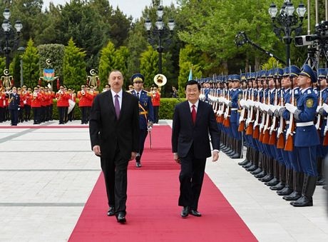 Tổng thống Azerbaijan và Chủ tịch nước Việt Nam duyệt đội danh dự (Ảnh: