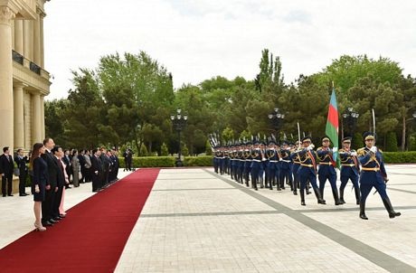 Lãnh đạo hai nước và các phu nhân chụp ảnh lưu niệm tại dinh tổng thống ở thủ đô Baku (Ảnh:
