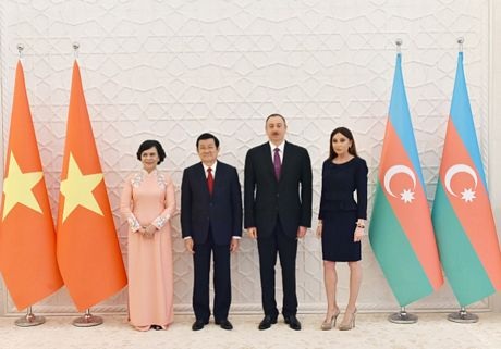 Lãnh đạo hai nước và các phu nhân chụp ảnh lưu niệm tại dinh tổng thống ở thủ đô Baku (Ảnh: