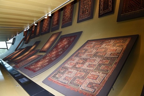 Nhiều tác phẩm dệt công phu được trưng bày tại bảo tàng.