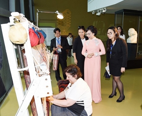 Dệt là một trong những ngành nghề thủ công lâu dời của người Azerbaijan.