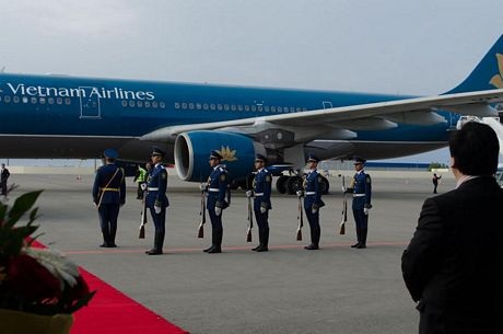 Máy bay chở phái đoàn cấp cao Việt Nam hạ cánh xuống sân bay Baku (Ảnh: