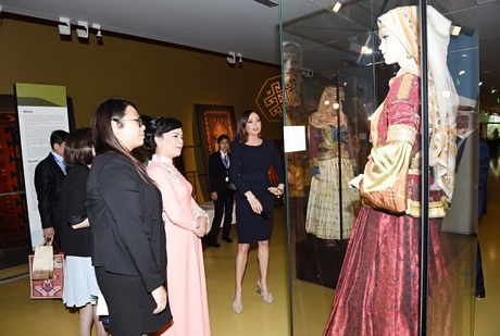 Phu nhân Chủ tịch nước ngắm một bộ trang phục truyền thống của phụ nữ Azerbaijan.