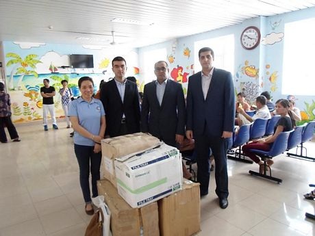 Đại sứ quán Azerbaijan tặng quà cho các bệnh nhi ung thư nhân ngày 1/6