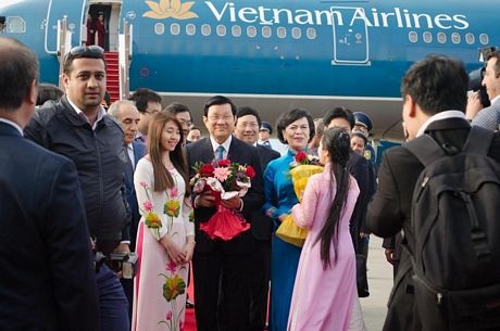 Máy bay chở phái đoàn cấp cao Việt Nam hạ cánh xuống sân bay Baku (Ảnh: